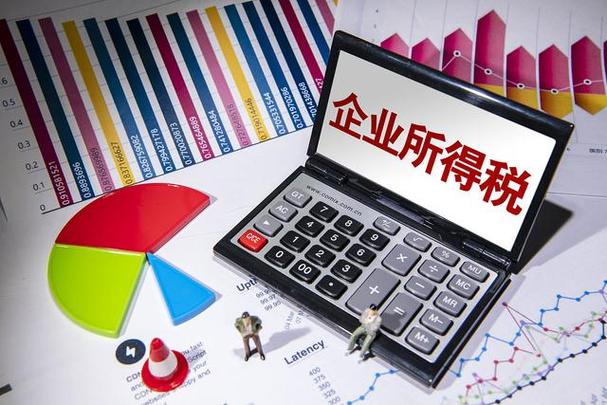 剛拿到營(yíng)業(yè)執(zhí)照的王老板在稅務(wù)局門(mén)口連抽三根煙
